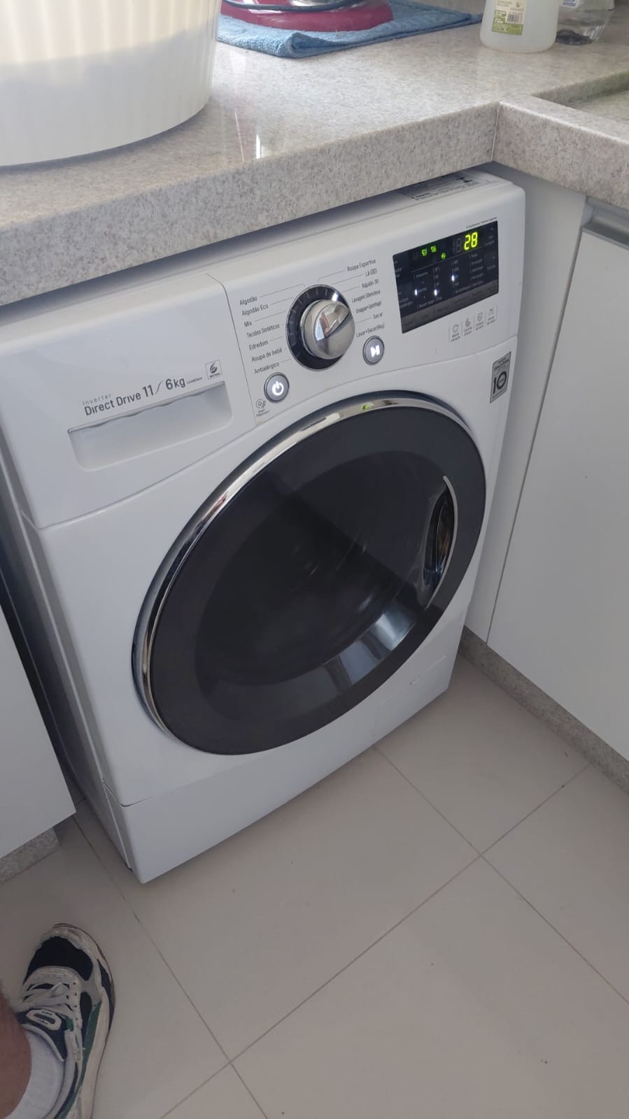 Lava e seca LG branca instalada na lavanderia do cliente